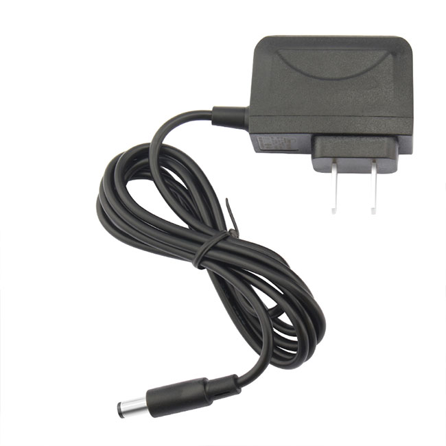 ¿Cómo se compara el adaptador de corriente?